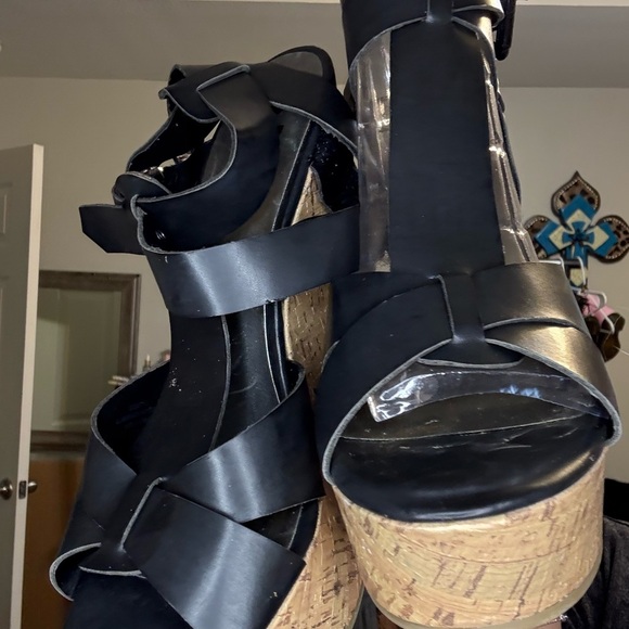 Guess Platform Heels Size 10 Nwt black/tan - Picture 2 of 4